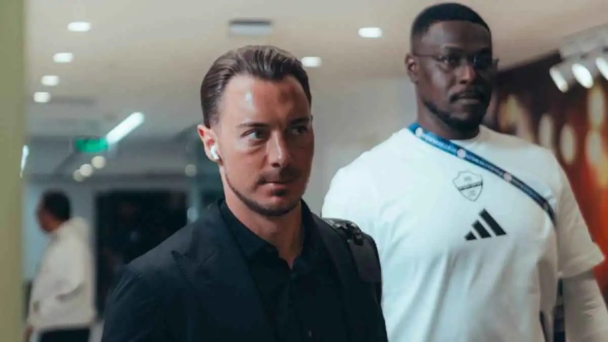 3 بطولات.. يايسله يوجه رسالة نارية للاعبي الأهلي السعودي