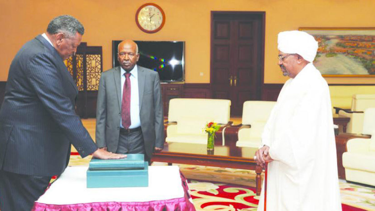 وسط تظاهرات غاضبة.. نائب البشير ورئيس الوزراء وحكام الولايات يؤدون اليمين الدستورية‎