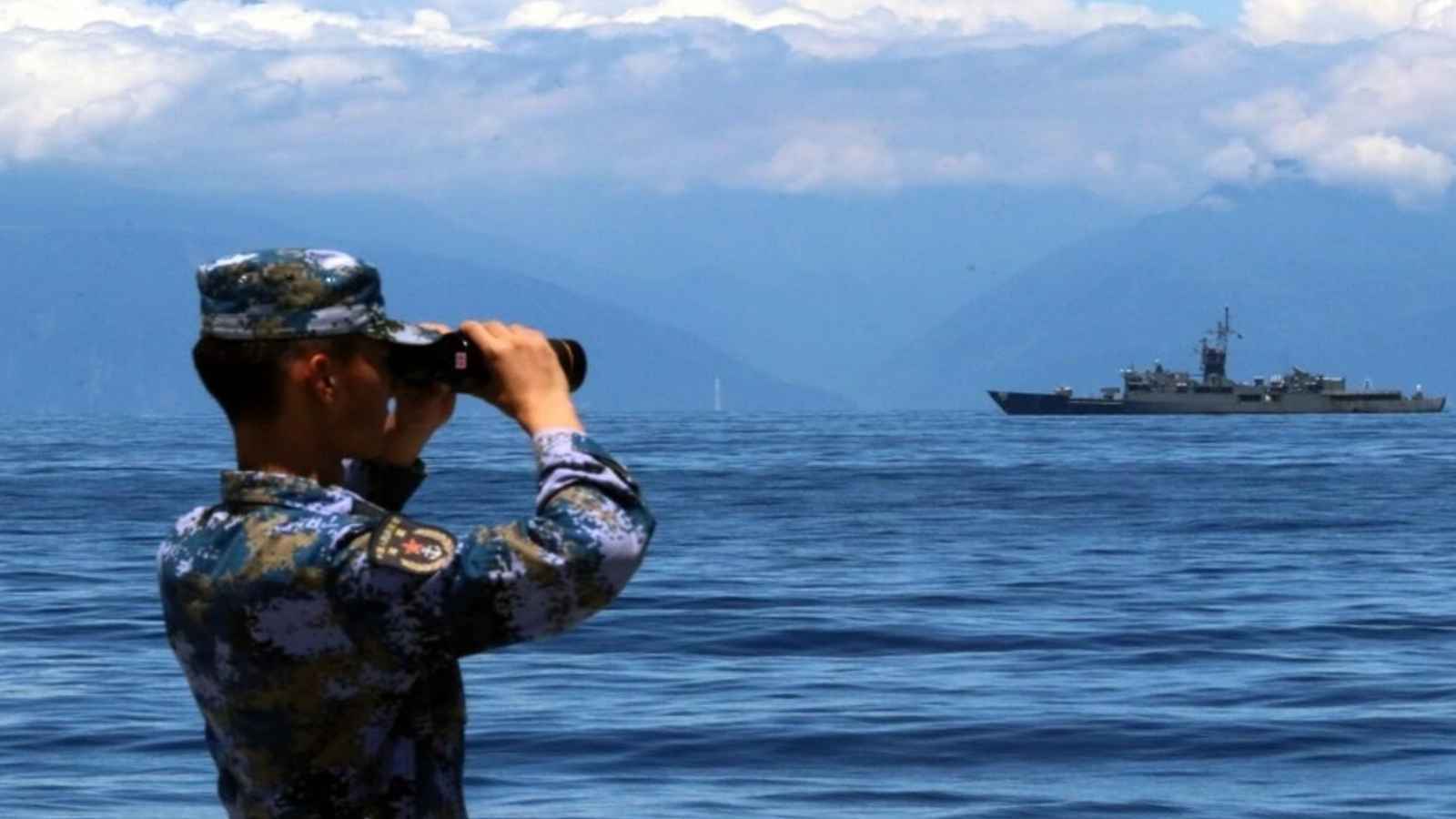 عبرت مضيق تايوان.. سفينة حربية كندية تثير غضب الصين