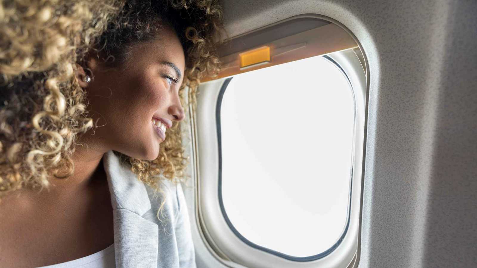 هل تصدق أن "كرة تنس" قد تنقذ حياتك في الرحلات الجوية؟.. إليك السبب