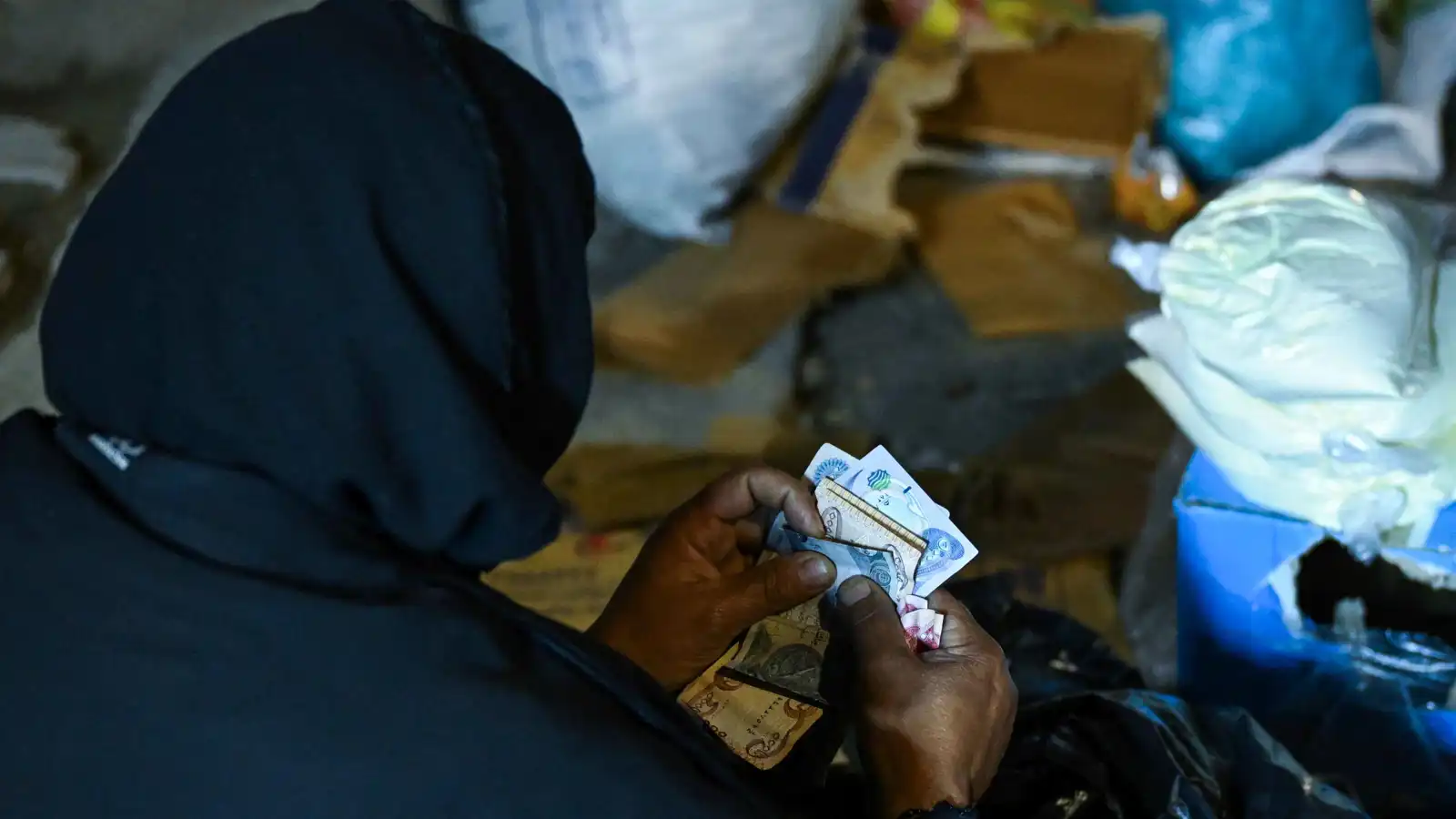 رغم الحرب.. إيران ترفع الأجور 60 % لكسب الشارع