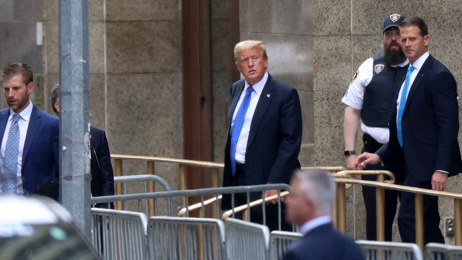 وثائق وصور سيلين ديون.. ترامب سيستعيد مقتنياته "المُصادرة"