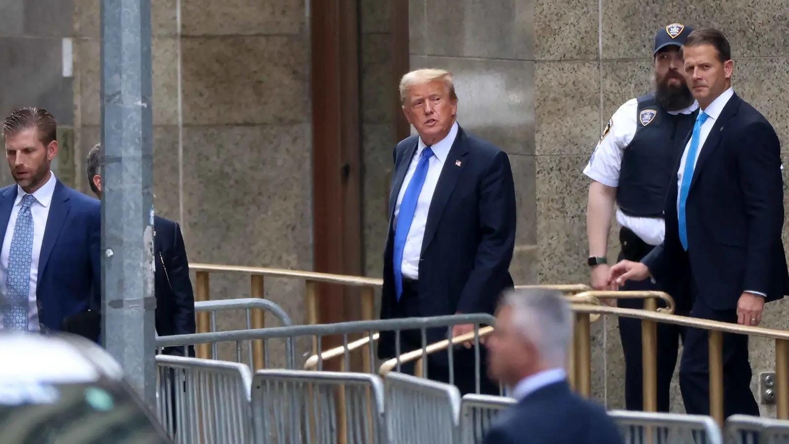 وثائق وصور سيلين ديون.. ترامب سيستعيد مقتنياته "المُصادرة"