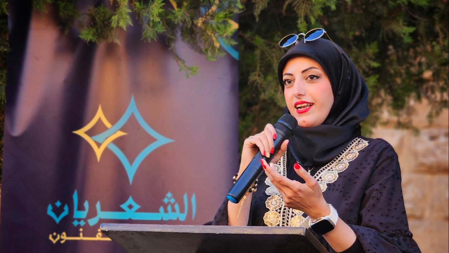 لأول مرة.. أمسية شعرية فريدة تقام على الطريق في سوريا (صور)