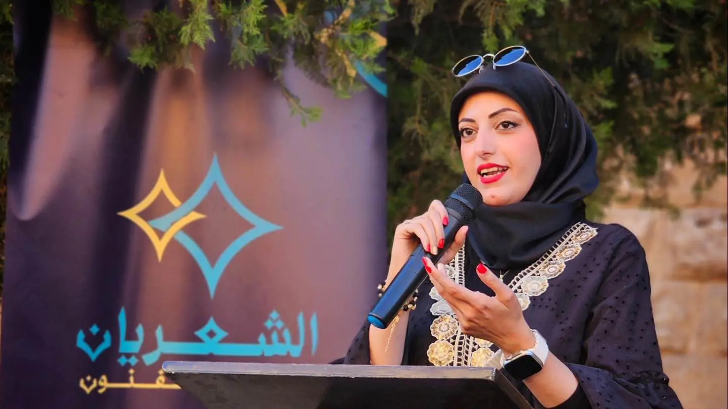 لأول مرة.. أمسية شعرية فريدة تقام على الطريق في سوريا (صور)