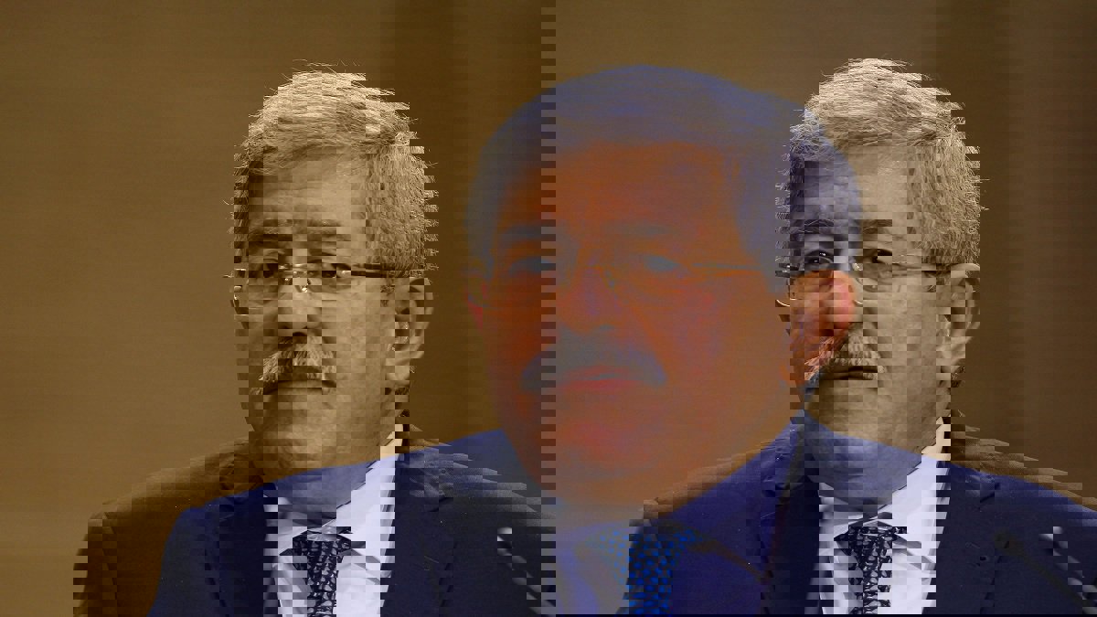 مكبلا بالأغلال.. أحمد أويحيى يخرج من السجن لحضور جنازة شقيقه ( فيديو وصور)