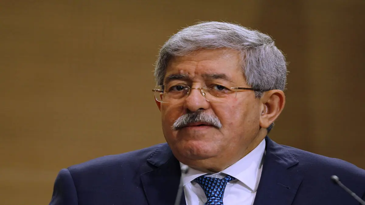 مكبلا بالأغلال.. أحمد أويحيى يخرج من السجن لحضور جنازة شقيقه ( فيديو وصور)