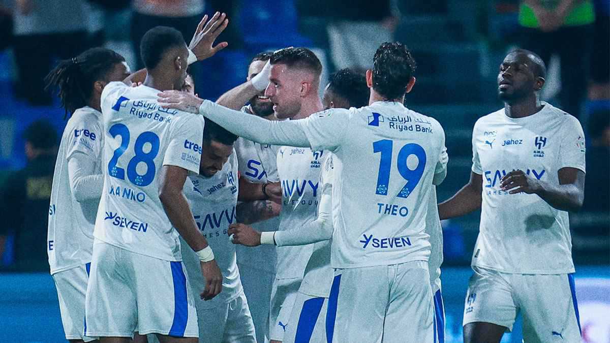 بيان مفاجئ من الهلال السعودي حول حكم مباراة الفتح 