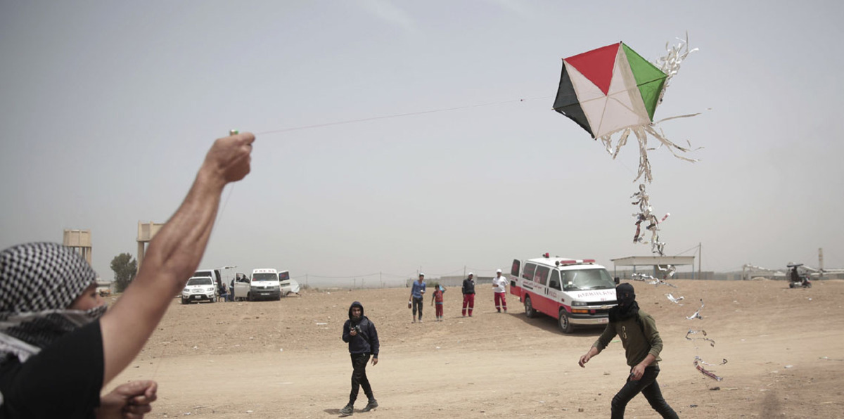 إسرائيل تستهدف مطلقي الطائرات الورقية والبالونات الحارقة من غزة