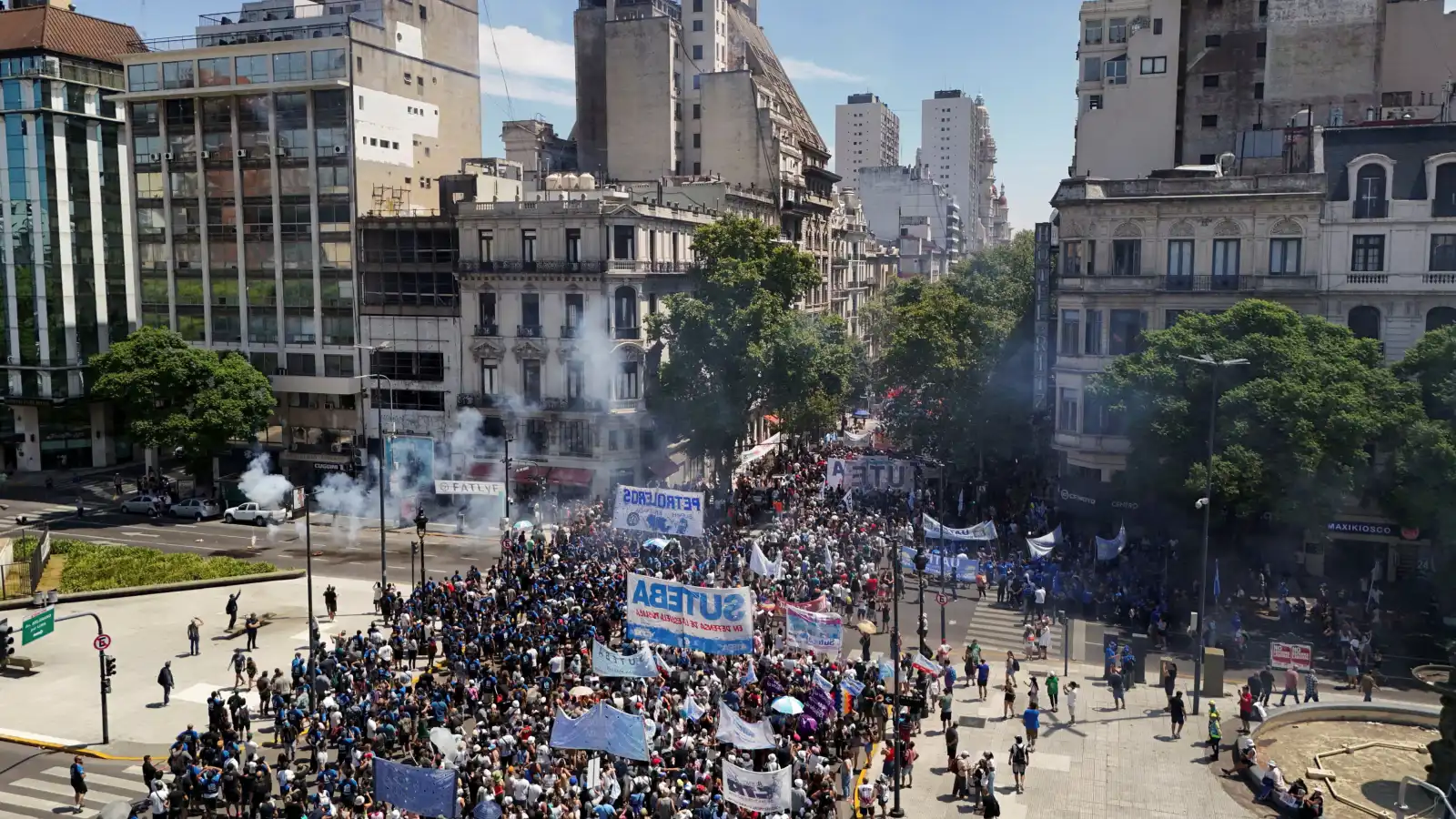 الغاز المسيل للدموع لتفريق المحتجين ضد تعديل قانون العمل في الأرجنتين