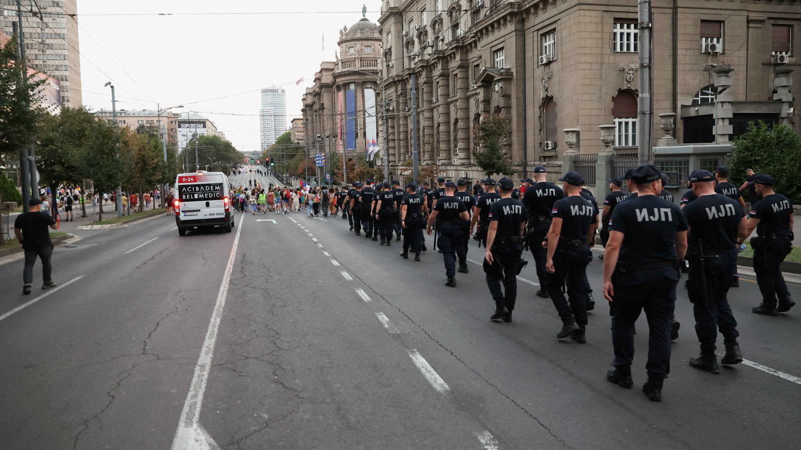 الشرطة الصربية تعتقل 11 شخصاً يشتبه في اعتدائهم على أماكن عبادة