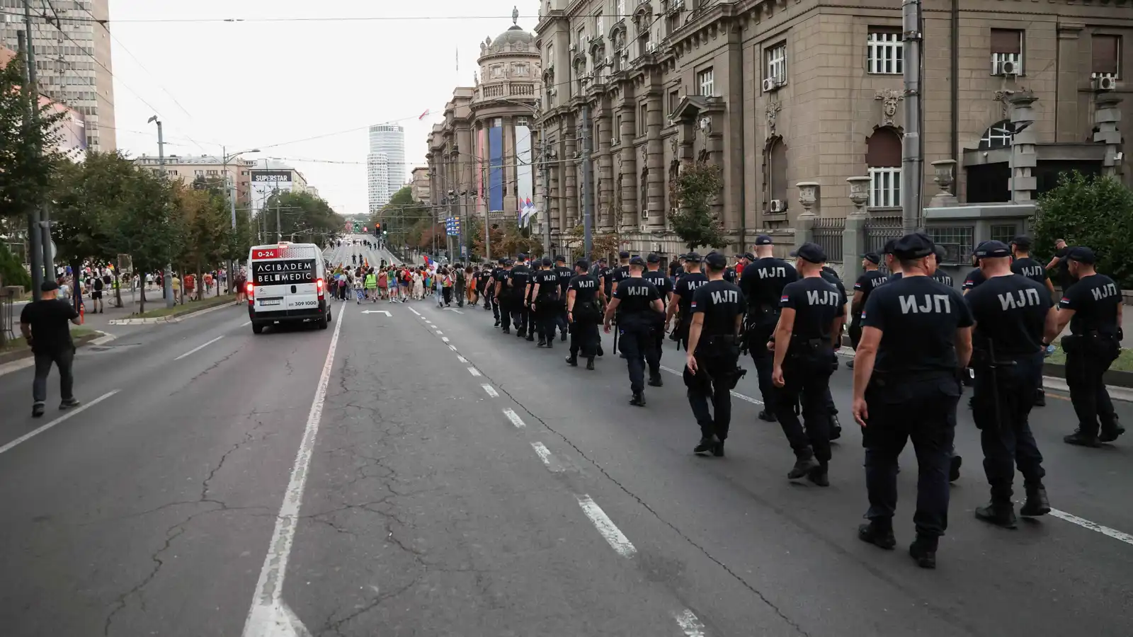 الشرطة الصربية تعتقل 11 شخصاً يشتبه في اعتدائهم على أماكن عبادة