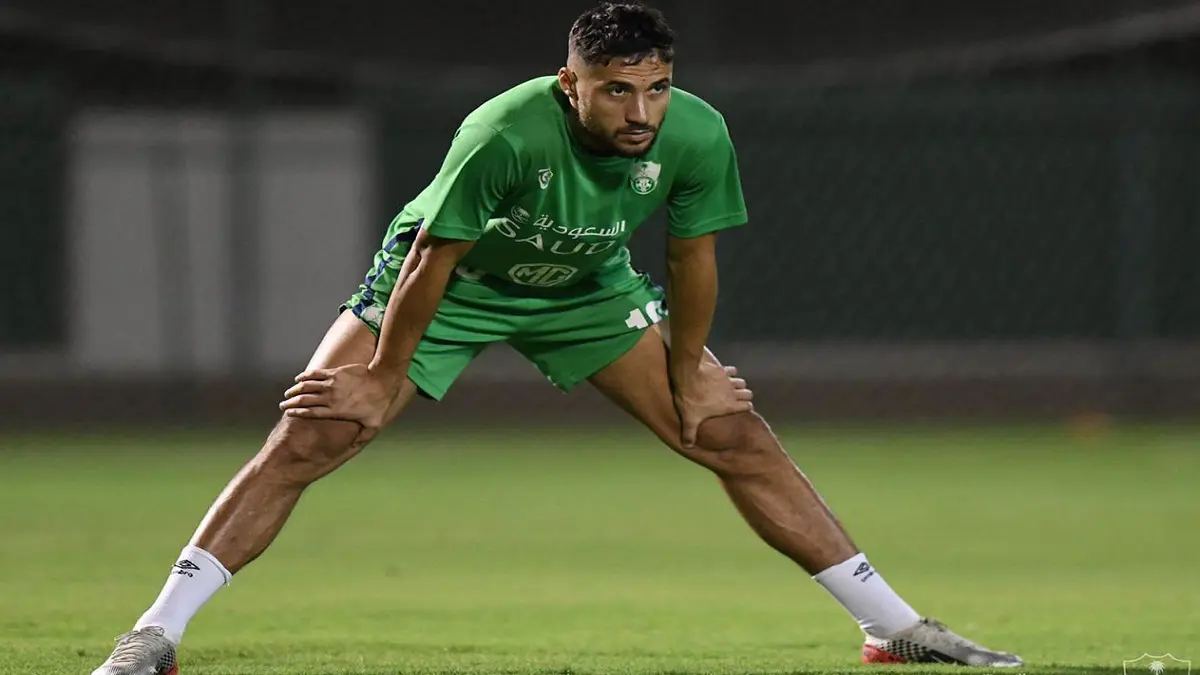 يوسف بلايلي يحسم موقفه من البقاء داخل النادي الأهلي السعودي