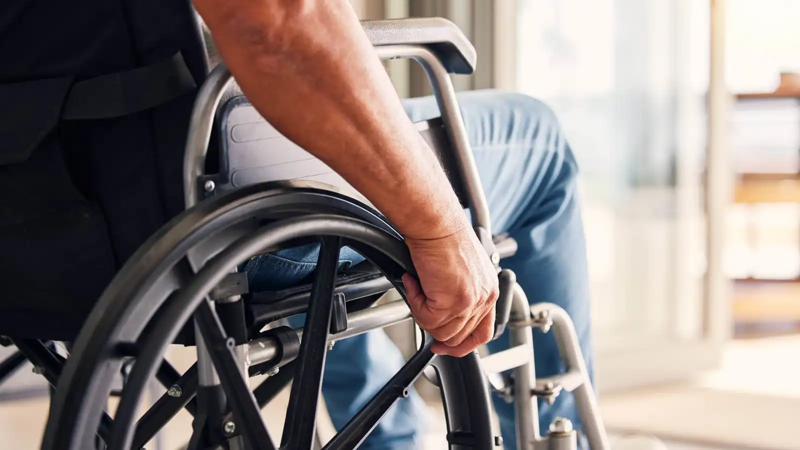 لمساندة ابنه المشلول.. أب يبتكر وسيلة تنقل لافتة (فيديو)