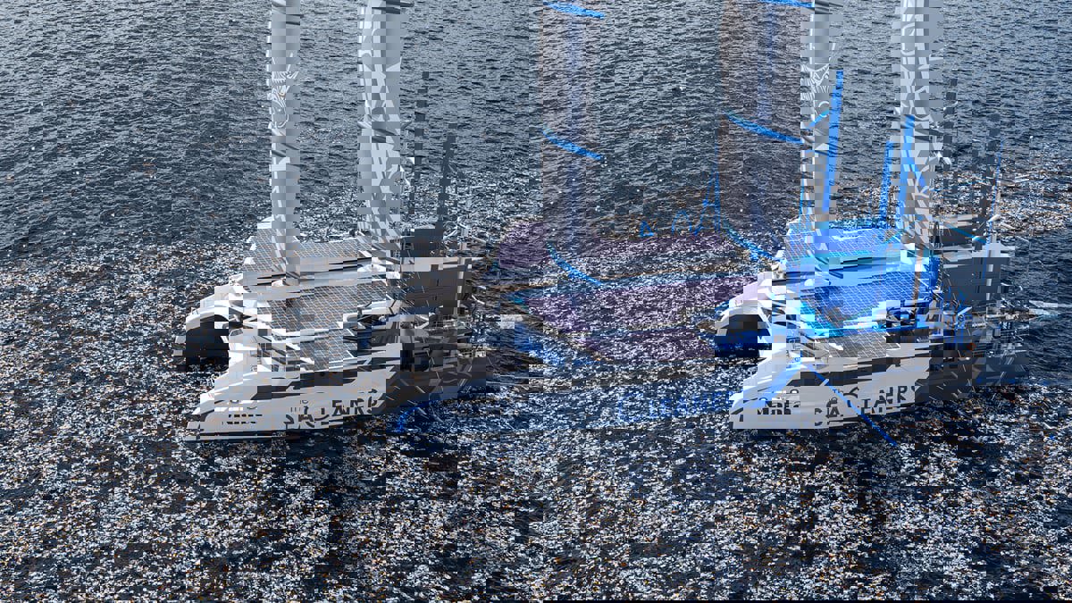 "مانتا".. مركب شراعي يخلص البحار من النفايات البلاستيكية ويحولها إلى وقود (فيديووصور)