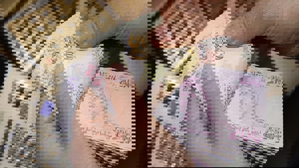 الليرة التركية تهبط لليوم الثاني منهية ارتفاعًا استمر 10 أيام