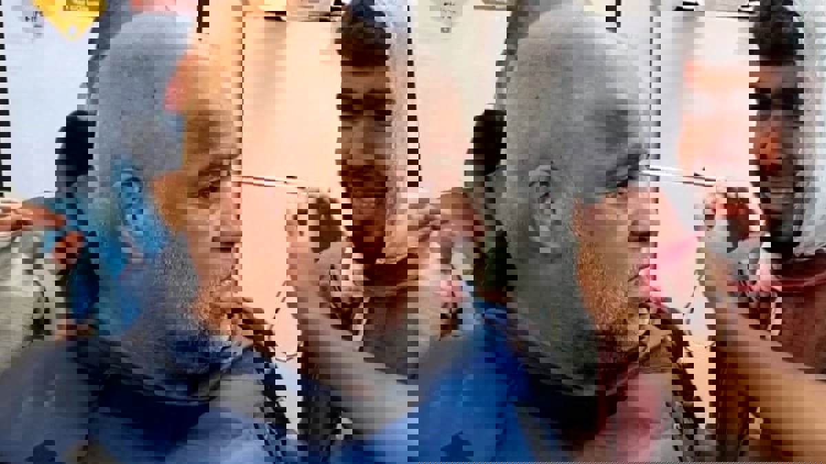 تأثر مذيع الجزيرة وهو ينقل خبر مقتل عائلة وائل الدحدوح