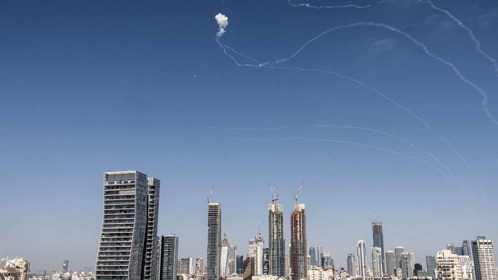 حيفا "تحت القصف".. جرحى ودمار واسع في إسرائيل بصواريخ إيرانية (فيديو)