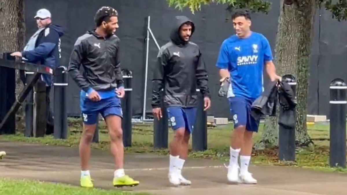 شاهد استقبال علي البليهي لعبد الرزاق حمد الله في معسكر الهلال (فيديو)