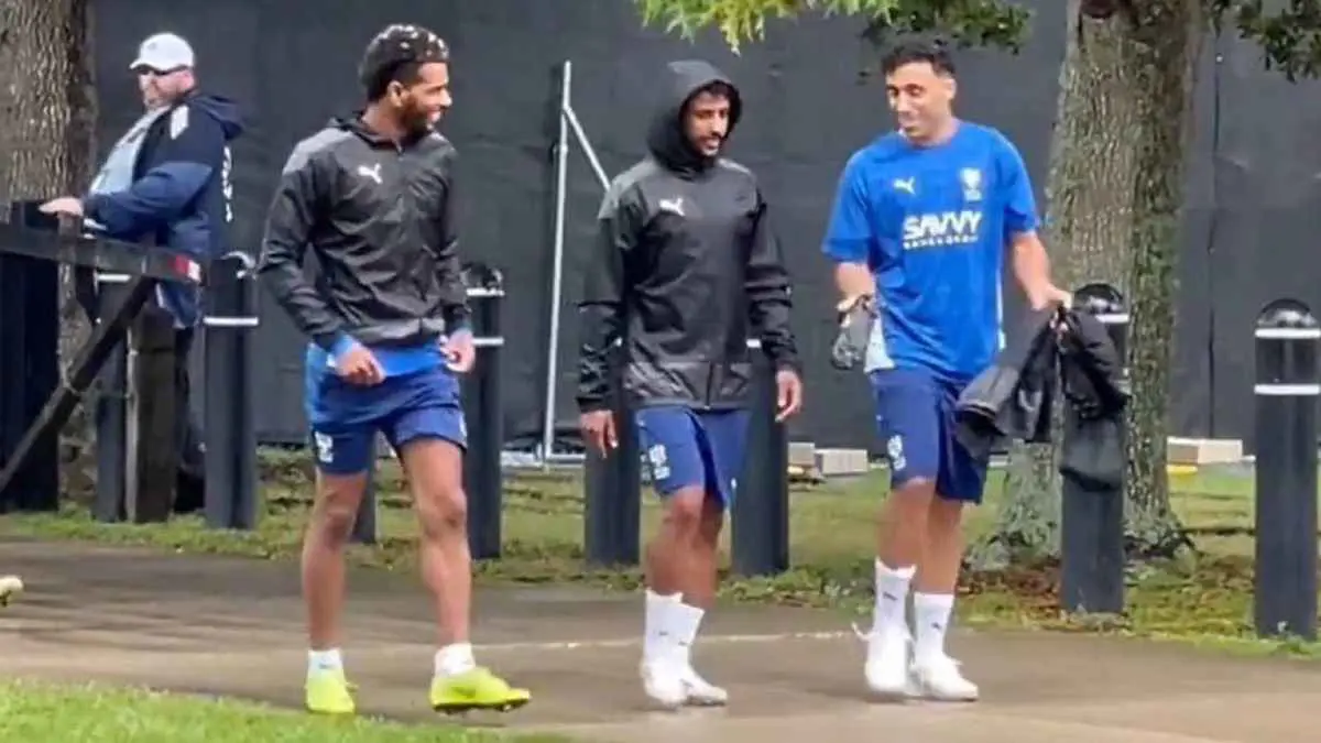 شاهد استقبال علي البليهي لعبد الرزاق حمد الله في معسكر الهلال (فيديو)