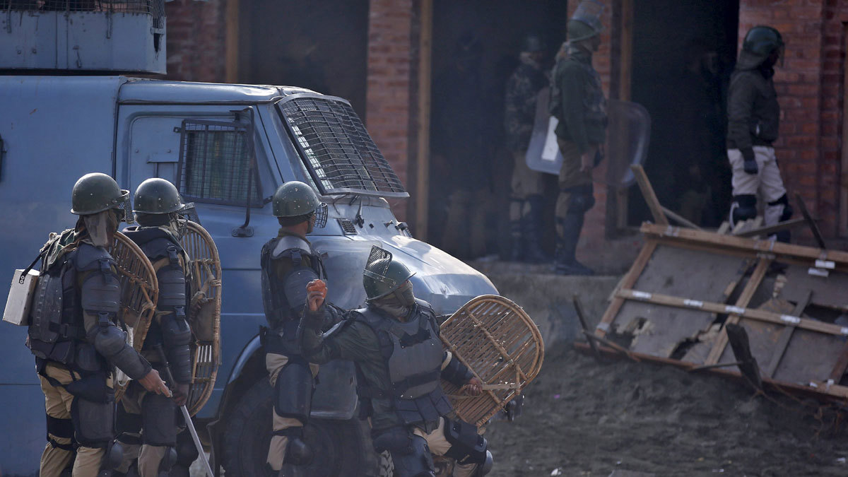 الهند تستدعي سفير باكستان للاحتجاج على هجوم كشمير