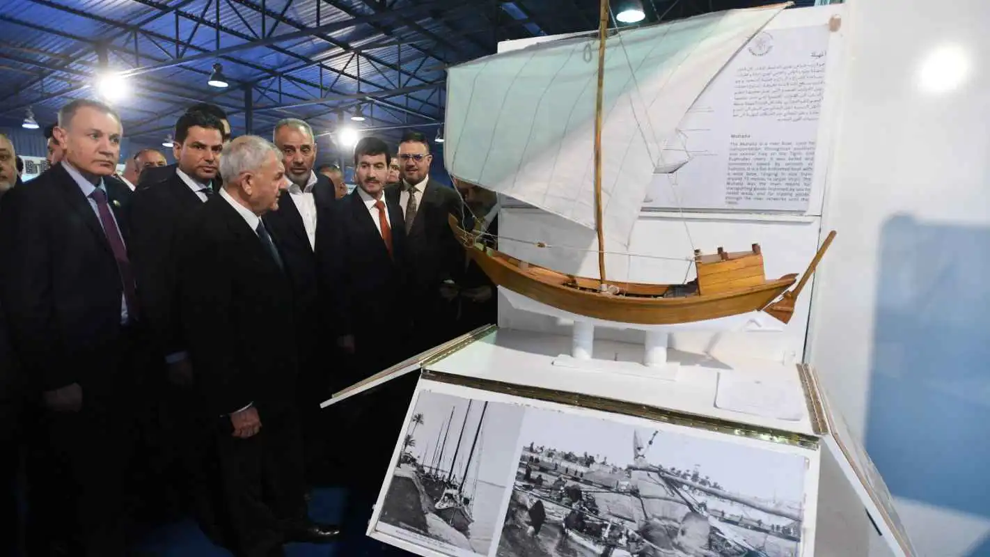 فن عراقي يوثق تراث القوارب في ظل جفاف "دجلة والفرات" (صور)