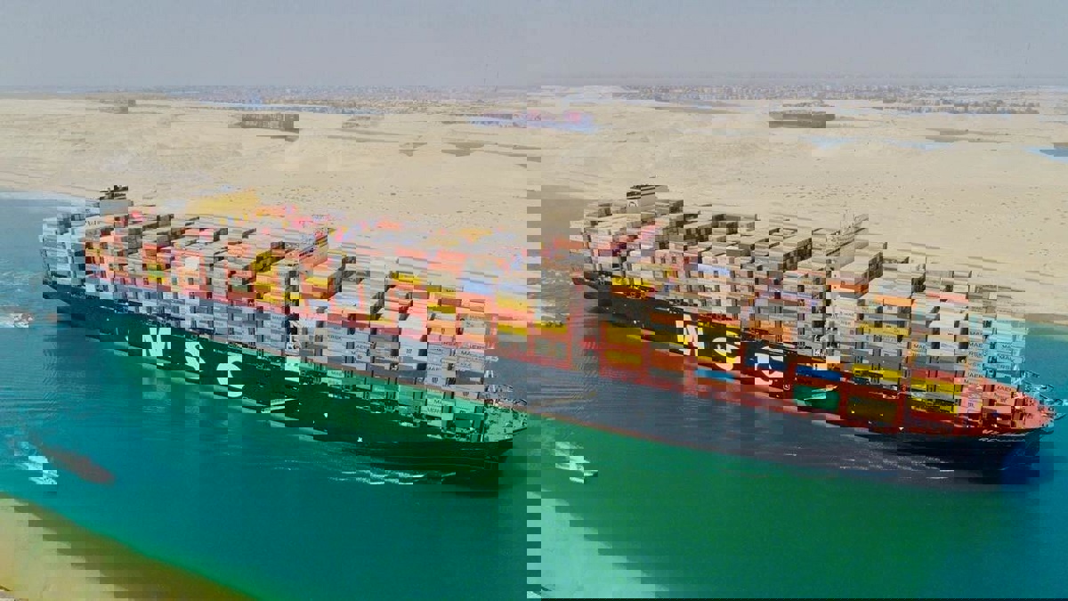 قناة السويس ترفع رسوم عبور سفن الصب الجاف وناقلات الغاز