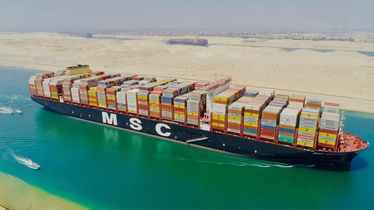 قناة السويس ترفع رسوم عبور سفن الصب الجاف وناقلات الغاز