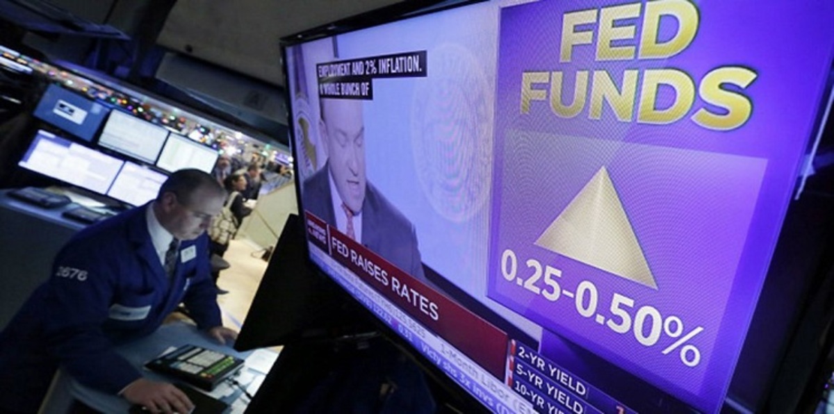 الفيدرالي الأمريكي يبقي على معدل الفائدة دافعًا الدولار إلى الانخفاض