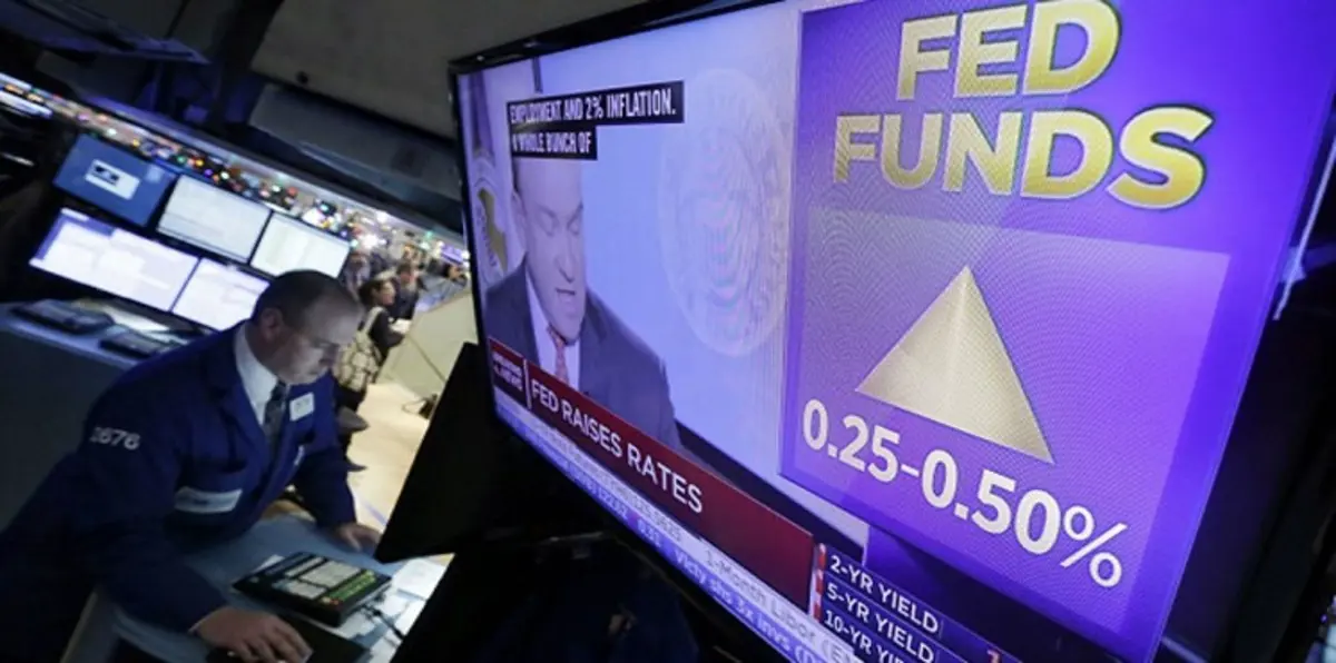 الفيدرالي الأمريكي يبقي على معدل الفائدة دافعًا الدولار إلى الانخفاض