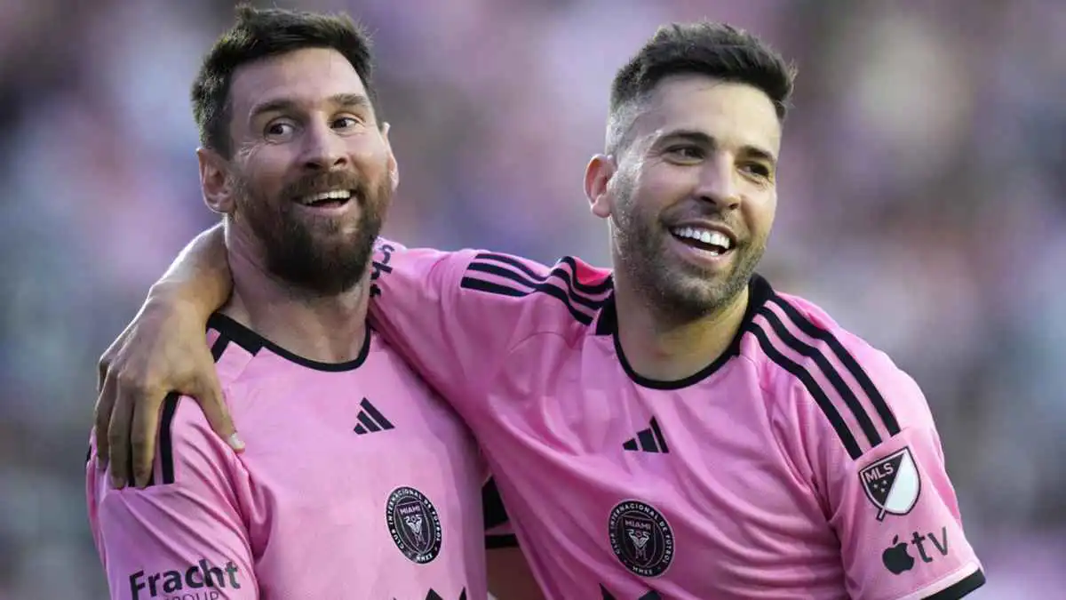 ميسي يودّع جوردي ألبا برسالة مؤثرة بعد إعلان اعتزاله (صورة)