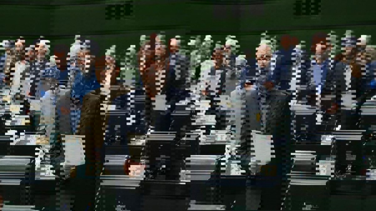 كاتب إيراني: الرئيس الجديد للبرلمان "محمد قاليباف" الجنرال الأكثر فسادًا