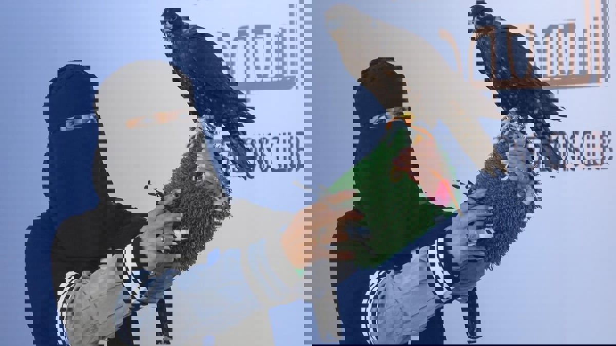 لأول مرة.. السعودية عذاري الخالدي تتأهل للمشاركة في مهرجان الصقور (فيديو وصور)