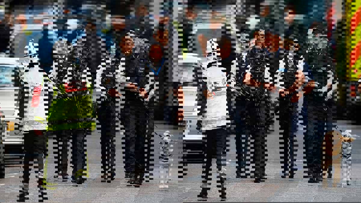 الشرطة البريطانية توقف مشتبهًا به طعن 5 أشخاص