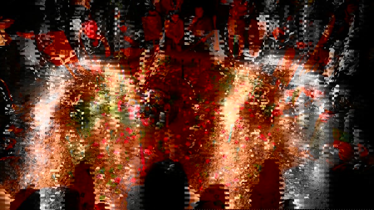 العراق.. إصابة متظاهرين إثر إطلاق نار بعد تمزيقهم صورا لقاسم سليماني