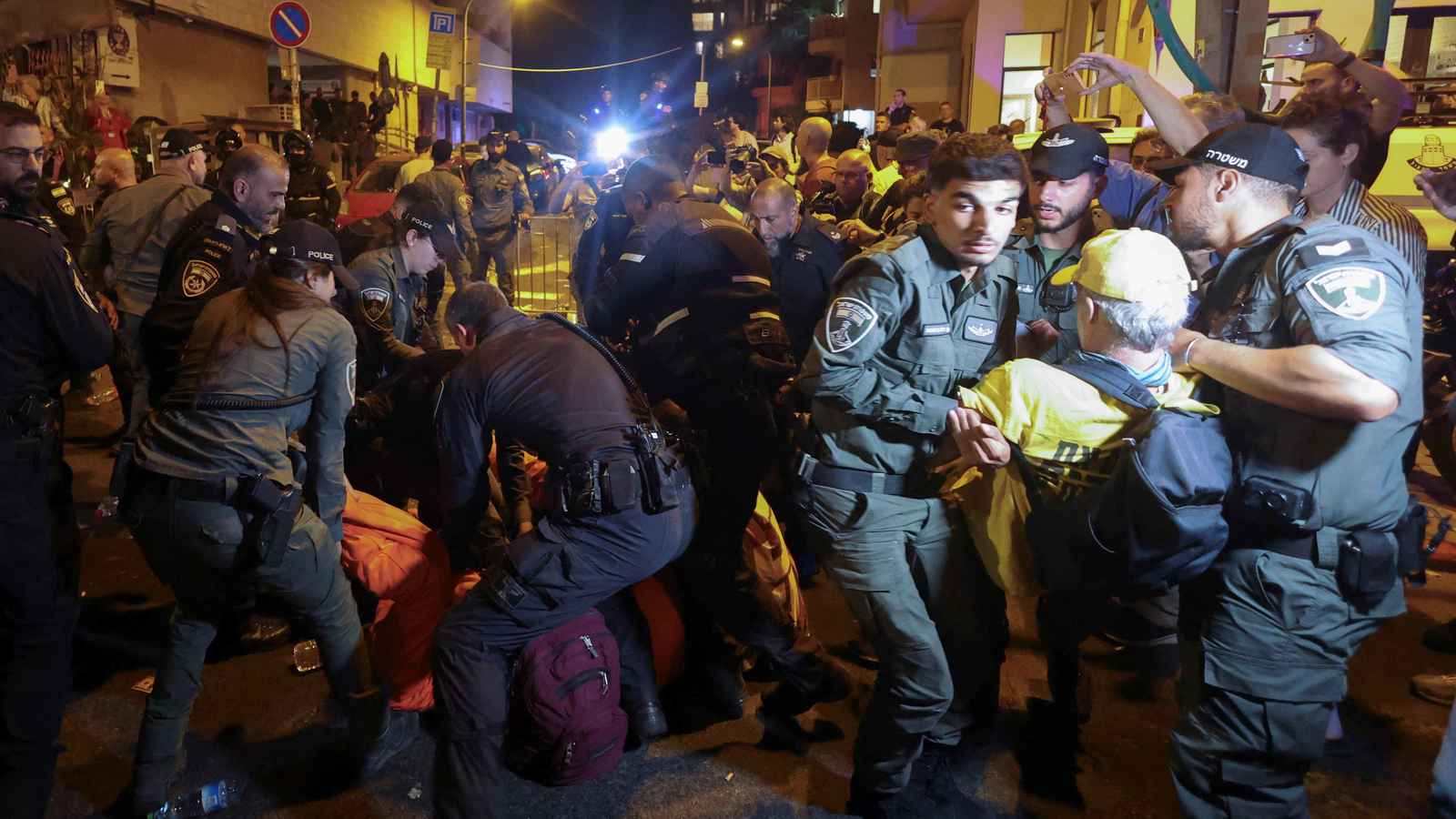 غضب في تل أبيب والقدس.. مطالبات بصفقة عاجلة وإقالة نتنياهو  (فيديو)