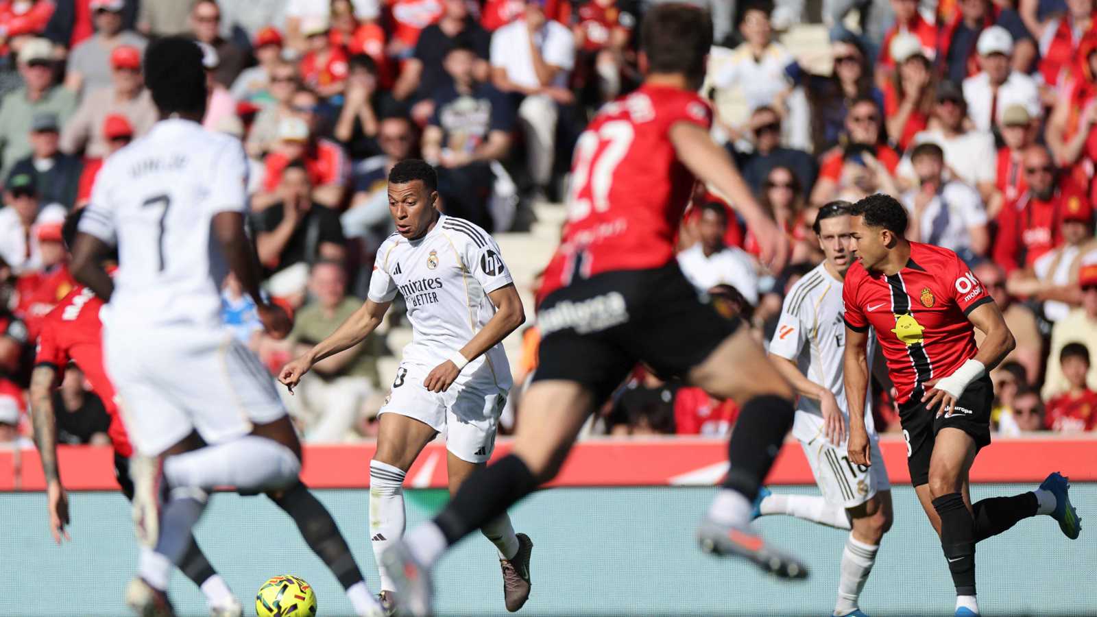 نجم كبير.. أكثر لاعب أثار استياء جمهور ريال مدريد في الخسارة الصادمة ضد مايوركا 