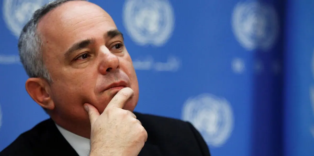 اتساع دائرة الفساد.. التحقيق مع وزير الطاقة الإسرائيلي بصفقة الغواصات الألمانية 