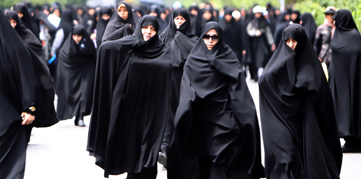 إيرانيات يواجهن قوات الأمن ويهتفن ضد خامنئي في أصفهان (فيديو)