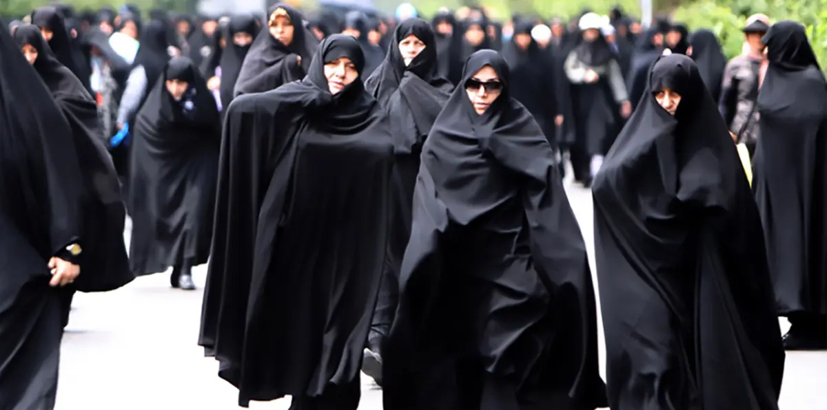 إيرانيات يواجهن قوات الأمن ويهتفن ضد خامنئي في أصفهان (فيديو)