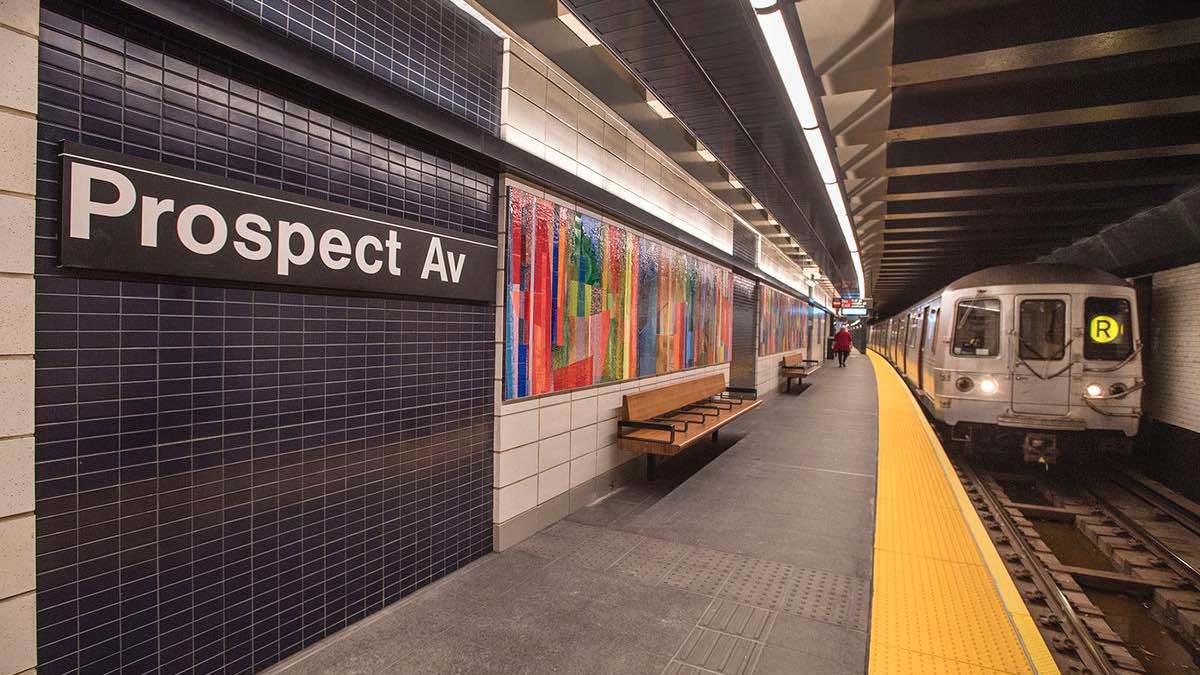 مقتل امرأة بمترو الأنفاق بعد أن أشعل رجل النار بها أثناء نومها (فيديو)