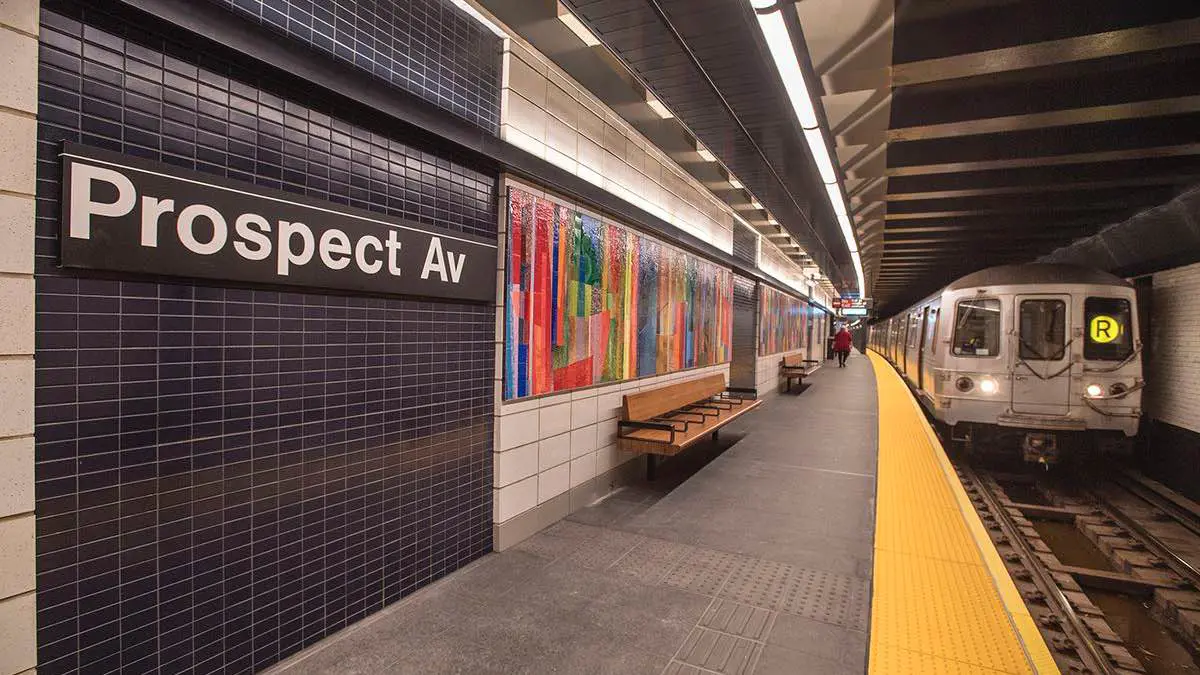 مقتل امرأة بمترو الأنفاق بعد أن أشعل رجل النار بها أثناء نومها (فيديو)