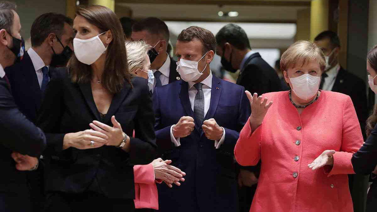 أوروبا تلوح بمعاقبة تركيا.. وماكرون يتهمها بتجاوز خط أحمر في "قره باغ"