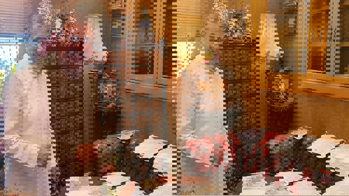 أشهر جامع طوابع سعودي يحتفي بإصدار جديد