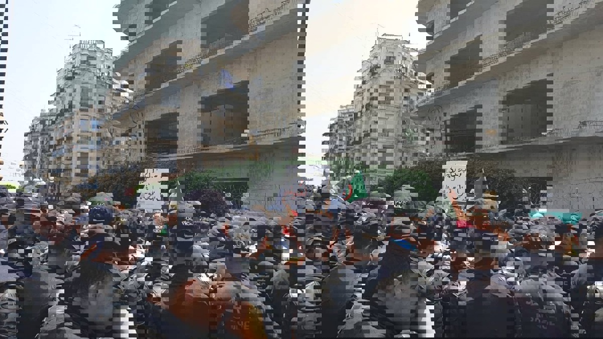 محتجون يطردون عضو الوساطة الجزائرية من ميدان المظاهرات (فيديو)