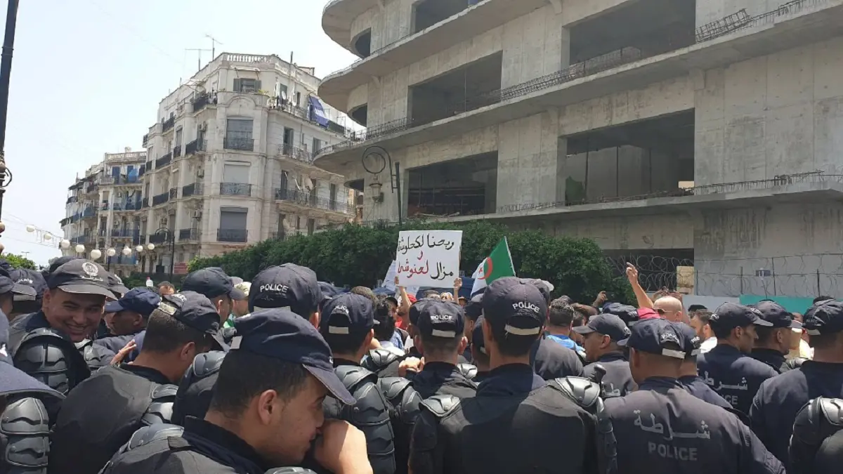 محتجون يطردون عضو الوساطة الجزائرية من ميدان المظاهرات (فيديو)