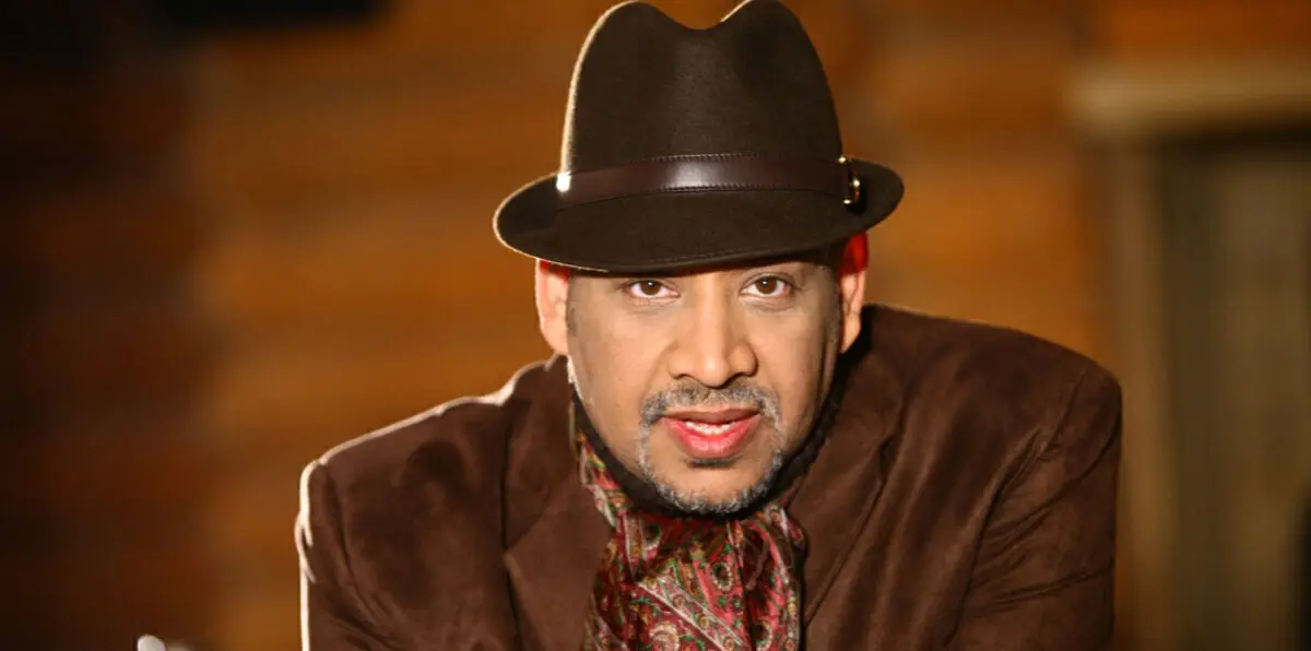 بالفيديو.. عصام كاريكا يعتذر للعاهل المغربي بسبب أغنية "الراجل ده"