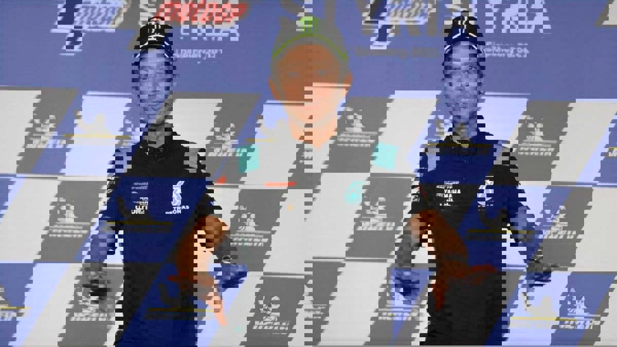 الإيطالي فالنتينو روسي أسطورة سباقات الدراجات النارية يعلن اعتزاله