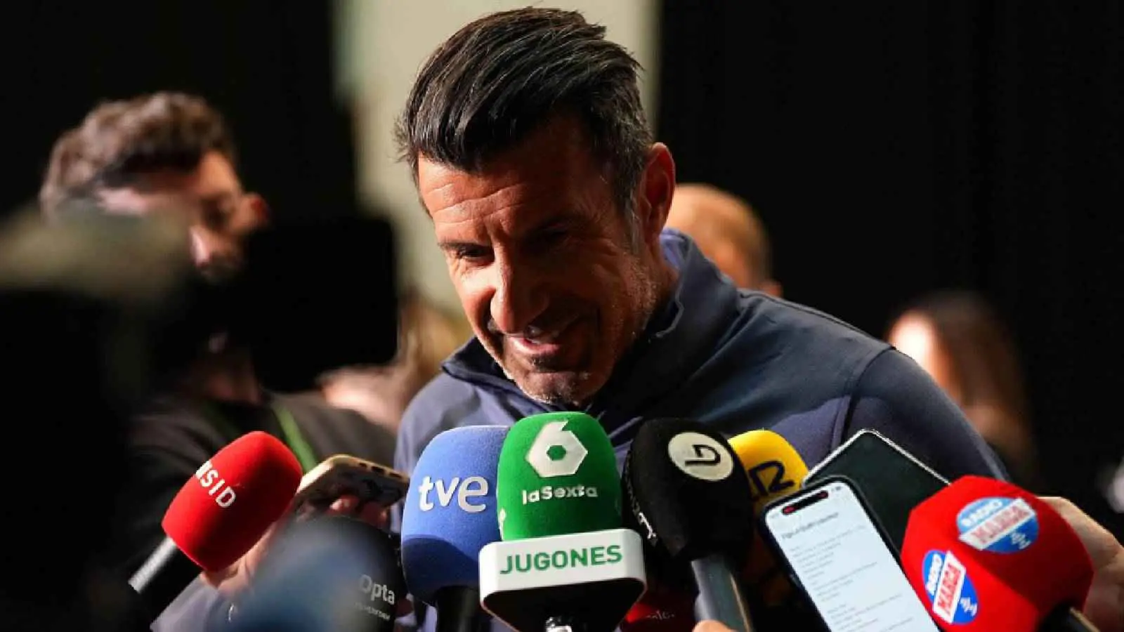 بعد الخيانة.. لويس فيغو يصدم برشلونة مجددا