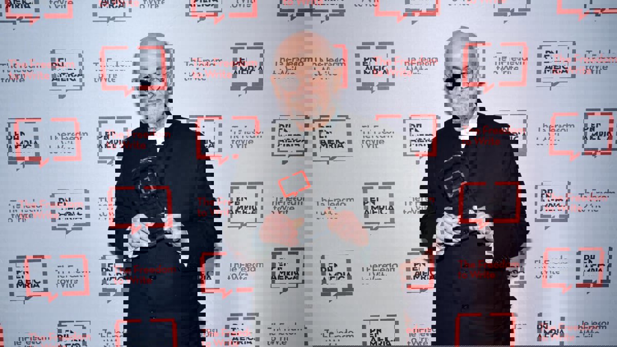 سلمان رشدي يظهر لأول مرة بنيويورك منذ الاعتداء